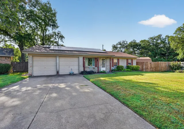 Single family home for sale at 184 Oakhurst Dr, Bedford, TX 76022 | MLS# 21338498