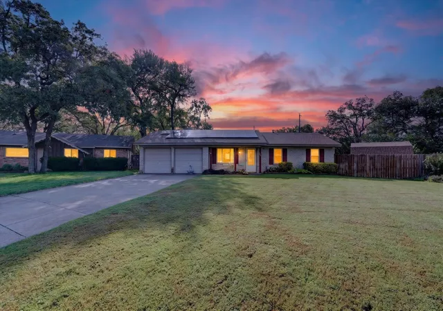 Photo 2 of Single family home for sale at 184 Oakhurst Dr, Bedford, TX 76022 | MLS# 21338498 | Listing updated on 2026-09-12
