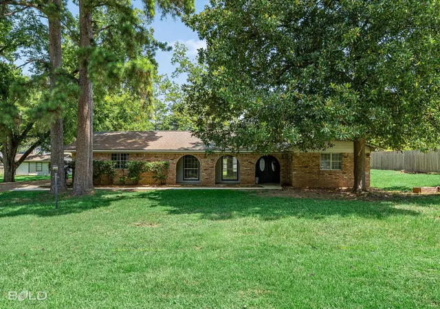 Photo 1 of Sale Pending at 305 Pecan Dr, Shreveport, LA 71106 | MLS# 21340069 | Listing updated on 2026-09-11