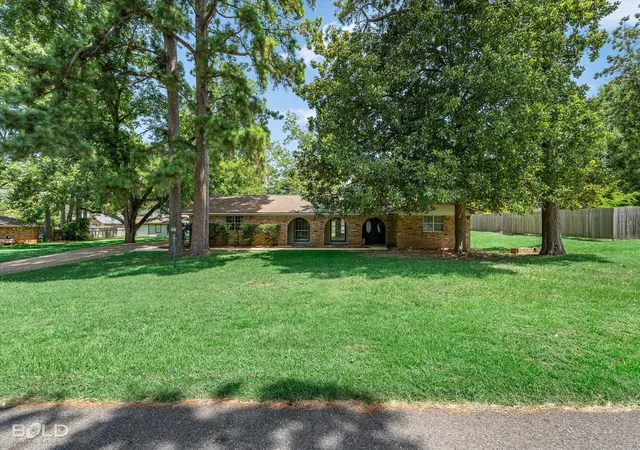 Photo 2 of Sale Pending at 305 Pecan Dr, Shreveport, LA 71106 | MLS# 21340069 | Listing updated on 2026-09-11
