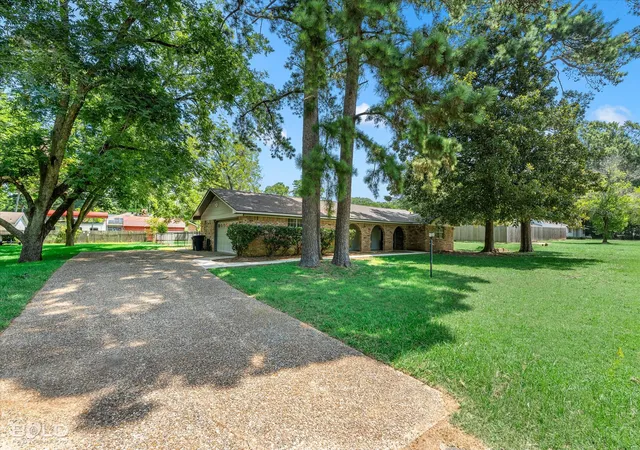 Photo 3 of Sale Pending at 305 Pecan Dr, Shreveport, LA 71106 | MLS# 21340069 | Listing updated on 2026-09-11