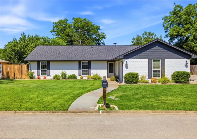 Photo 1 of Sale Pending at 209 Diane Dr, Sanger, TX 76266 | MLS# 21339768 | Listing updated on 2026-09-09