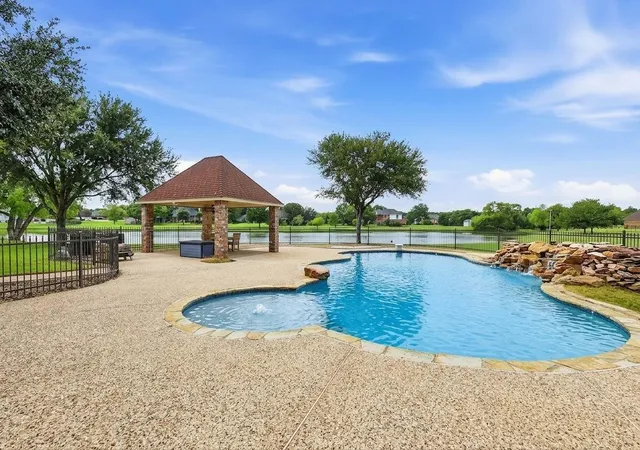 Photo 1 of Single family home for sale at 220 Meadow Lake Ct, Double Oak, TX 75077 | MLS# 21339282 | Listing updated on 2026-10-05