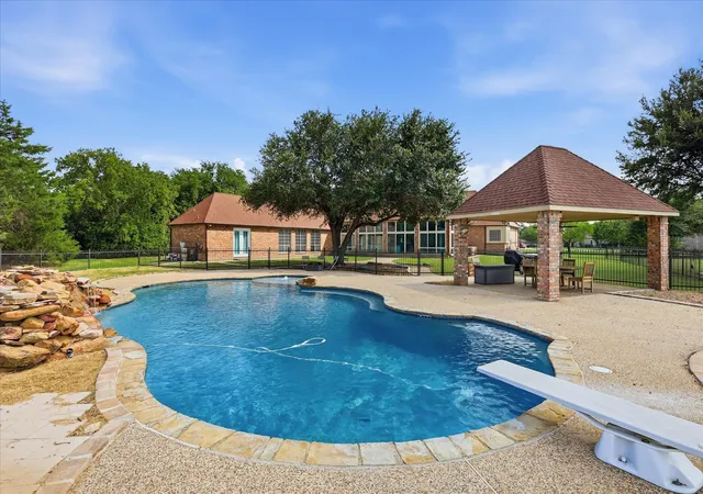 Photo 4 of Single family home for sale at 220 Meadow Lake Ct, Double Oak, TX 75077 | MLS# 21339282 | Listing updated on 2026-10-05