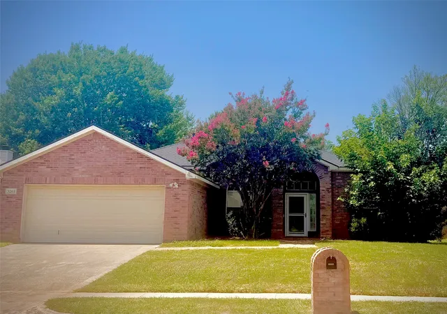 Photo 1 of Single family home for sale at 3203 Blue Jay Dr, Corinth, TX 76210 | MLS# 21340187 | Listing updated on 2026-09-08