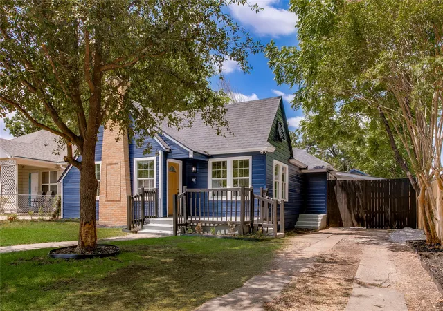 Photo 2 of Single family home for sale at 2635 Gladstone Dr, Dallas, TX 75211 | MLS# 21339899 | Listing updated on 2026-09-13