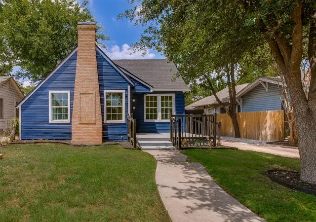 Photo 3 of Single family home for sale at 2635 Gladstone Dr, Dallas, TX 75211 | MLS# 21339899 | Listing updated on 2026-09-13