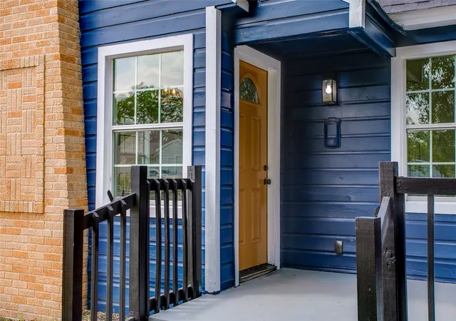 Photo 4 of Single family home for sale at 2635 Gladstone Dr, Dallas, TX 75211 | MLS# 21339899 | Listing updated on 2026-09-13