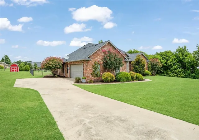 Photo 3 of Single family home for sale at 146 Derby Dr, Van Alstyne, TX 75495 | MLS# 21338952 | Listing updated on 2026-09-30