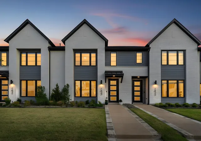 Photo 2 of Townhouse for sale at 1423 Silver Marten Trl, Arlington, TX 76005 | MLS# 21340375 | Listing updated on 2026-09-19