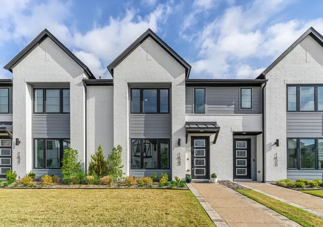 Photo 3 of Townhouse for sale at 1423 Silver Marten Trl, Arlington, TX 76005 | MLS# 21340375 | Listing updated on 2026-09-19