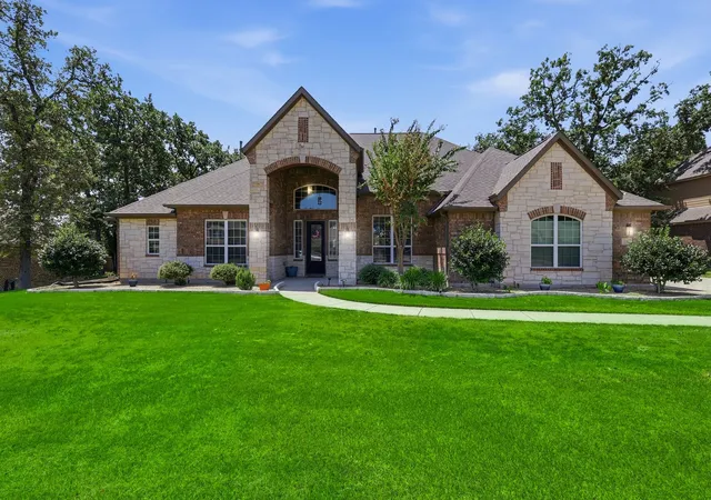 Photo 3 of Single family home for sale at 138 Dogwood Dr, Aubrey, TX 76227 | MLS# 21335608 | Listing updated on 2026-09-15
