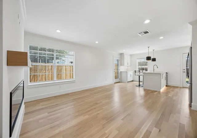 Listing Photo 4 - Condo for sale in building located at 4729 Bradford Dr, Dallas, TX 75219 - Unit #4729A