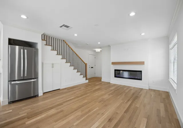 Listing Photo 5 - Condo for sale in building located at 4729 Bradford Dr, Dallas, TX 75219 - Unit #4729A
