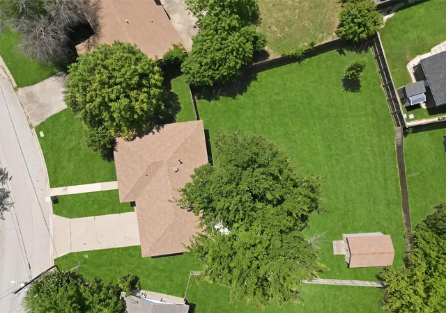 Photo 2 of Single family home for sale at 332 S Sealy Ave, Justin, TX 76247 | MLS# 21334910 | Listing updated on 2026-09-12