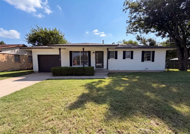 Photo 1 of Single family home for sale at 1213 S Ridgeway Dr, Cleburne, TX 76033 | MLS# 21340601 | Listing updated on 2026-09-10