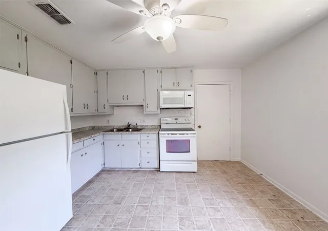 Photo 2 of Single family home for sale at 1213 S Ridgeway Dr, Cleburne, TX 76033 | MLS# 21340601 | Listing updated on 2026-09-10