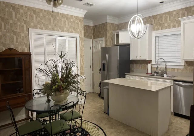 Photo 4 of Single family home for sale at 608 Linden St, Shreveport, LA 71104 | MLS# 21335930 | Listing updated on 2026-09-11