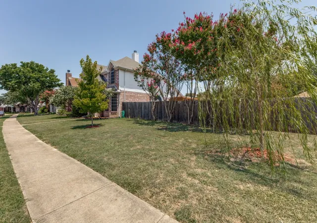 Photo 2 of Sale Pending at 6913 Conestoga Dr, Rowlett, TX 75089 | MLS# 21339903 | Listing updated on 2026-09-11