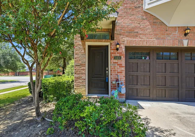 Photo 2 of Townhouse for sale at 1404 Biltmore Ln, Irving, TX 75063 | MLS# 21337556 | Listing updated on 2026-09-14