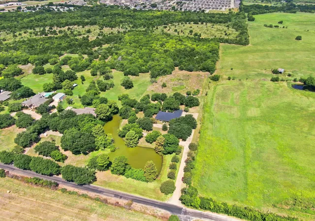 Photo 1 of Single family home for sale at 2000 Crisp Rd, Ennis, TX 75119 | MLS# 21338761 | Listing updated on 2026-09-08
