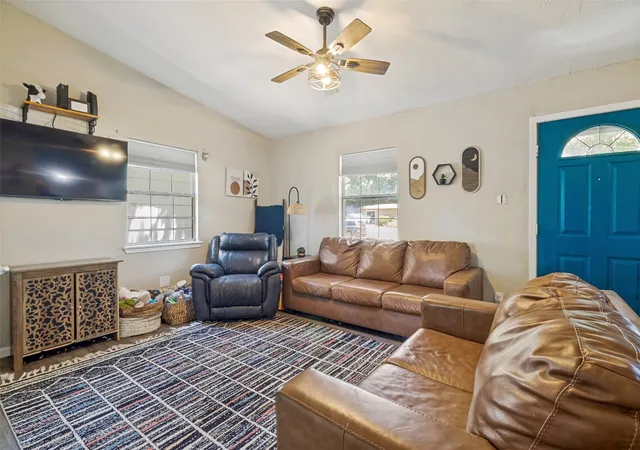 Photo 3 of Single family home for sale at 917 Grande Dr, Mesquite, TX 75149 | MLS# 21340804 | Listing updated on 2026-07-30