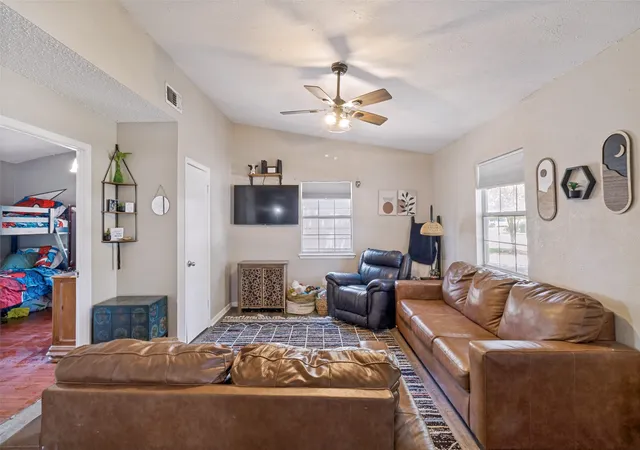 Photo 3 of Single family home for sale at 917 Grande Dr, Mesquite, TX 75149 | MLS# 21340804 | Listing updated on 2026-10-07