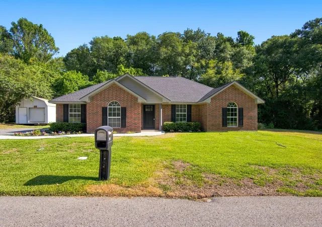 Photo 1 of Single family home for sale at 105 E Foggle St, Athens, TX 75751 | MLS# 21340693 | Listing updated on 2026-09-14