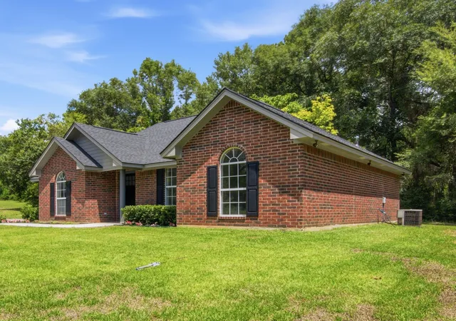 Photo 3 of Single family home for sale at 105 E Foggle St, Athens, TX 75751 | MLS# 21340693 | Listing updated on 2026-09-14
