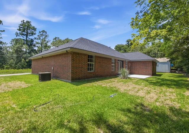 Photo 4 of Single family home for sale at 105 E Foggle St, Athens, TX 75751 | MLS# 21340693 | Listing updated on 2026-09-14