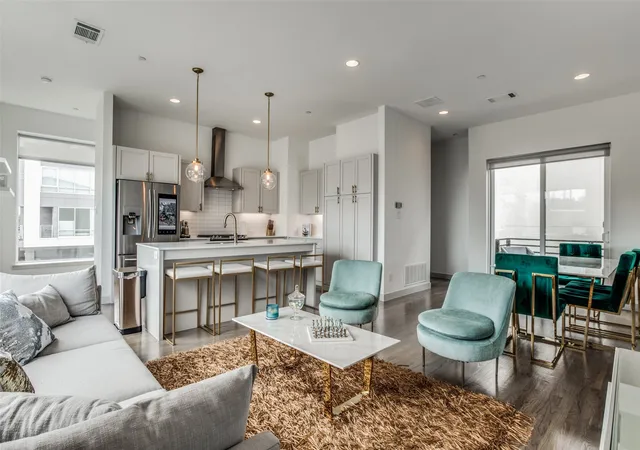 Listing Photo 5 - Condo for sale in building located at 2103 Bennett Ave, Dallas, TX 75206 - Unit #60