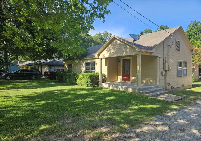 Photo 1 of Single family home for sale at 726 S Lindsay St, Gainesville, TX 76240 | MLS# 21341072 | Listing updated on 2026-07-30