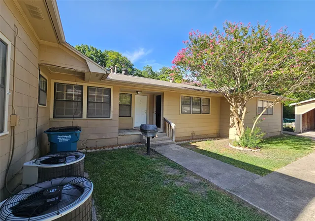 Photo 2 of Single family home for sale at 726 S Lindsay St, Gainesville, TX 76240 | MLS# 21341072 | Listing updated on 2026-07-30