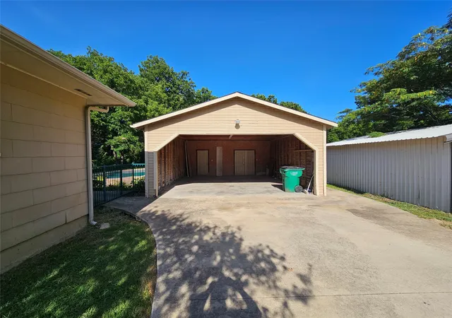 Photo 3 of Single family home for sale at 726 S Lindsay St, Gainesville, TX 76240 | MLS# 21341072 | Listing updated on 2026-07-30