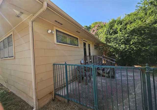 Photo 3 of Single family home for sale at 726 S Lindsay St, Gainesville, TX 76240 | MLS# 21341072 | Listing updated on 2026-07-30