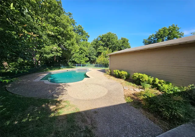 Photo 4 of Single family home for sale at 726 S Lindsay St, Gainesville, TX 76240 | MLS# 21341072 | Listing updated on 2026-07-30