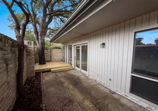 Photo 4 of Townhouse for sale at 6302 Elder Grove Dr, Dallas, TX 75232 | MLS# 21341110 | Listing updated on 2026-10-05