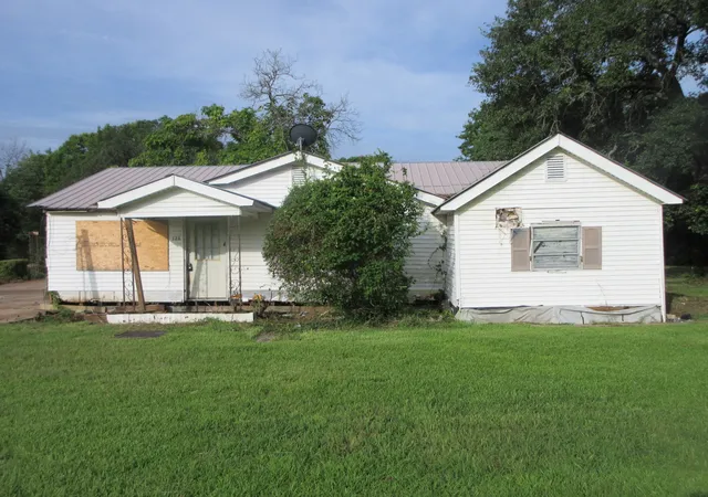 Single family home for sale at 124 Sibley St, Oil City, LA 71061 | MLS# 21340792 | Listing updated on 2026-09-29
