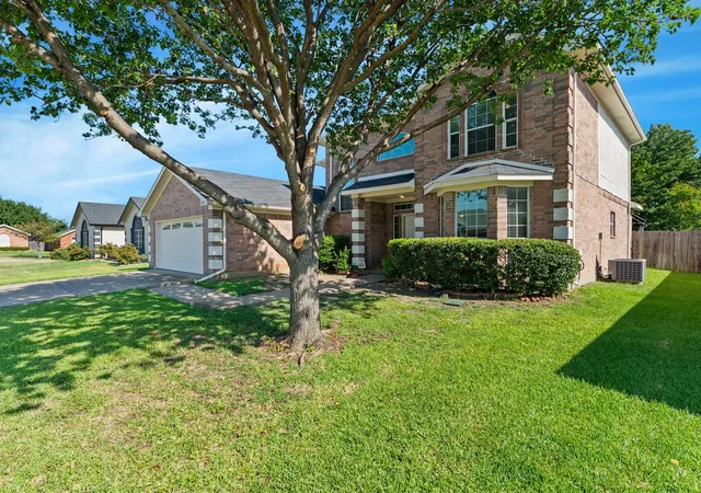 Photo 2 of Single family home for sale at 508 Road Runner Dr, Arlington, TX 76002 | MLS# 21341170 | Listing updated on 2026-09-13