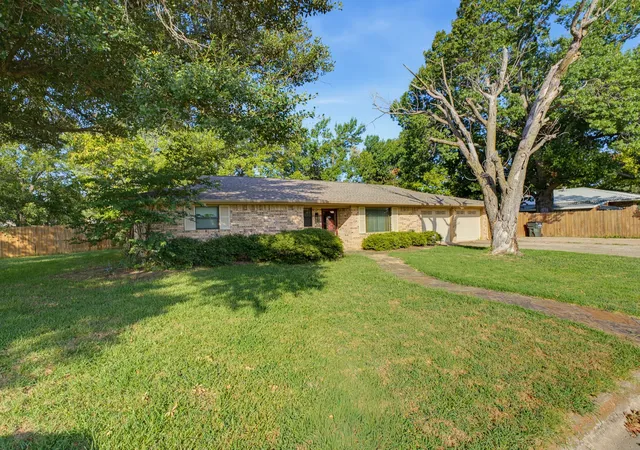 Photo 3 of Sale Pending at 702 Preston St, Bowie, TX 76230 | MLS# 21340412 | Listing updated on 2026-09-10
