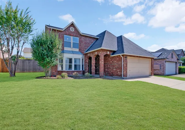 Photo 2 of Sale Pending at 224 Miramar Dr, Arlington, TX 76002 | MLS# 21341191 | Listing updated on 2026-09-10