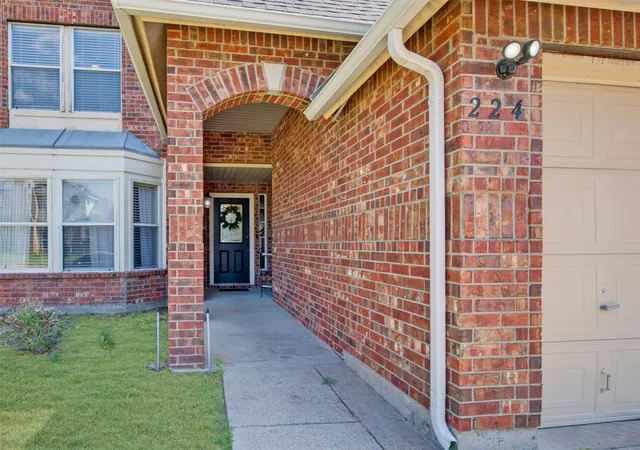 Photo 3 of Sale Pending at 224 Miramar Dr, Arlington, TX 76002 | MLS# 21341191 | Listing updated on 2026-09-10