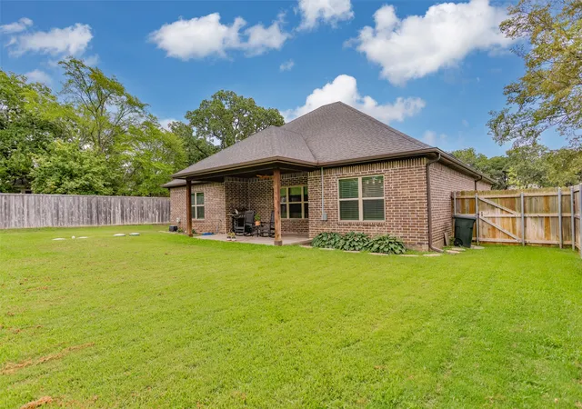 Photo 3 of Single family home for sale at 110 E Iriquois Dr, Gainesville, TX 76240 | MLS# 21339193 | Listing updated on 2026-10-05