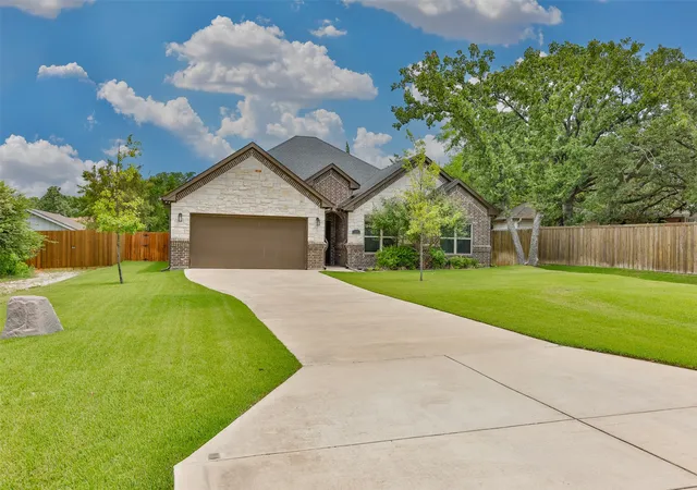 Photo 4 of Single family home for sale at 110 E Iriquois Dr, Gainesville, TX 76240 | MLS# 21339193 | Listing updated on 2026-10-05