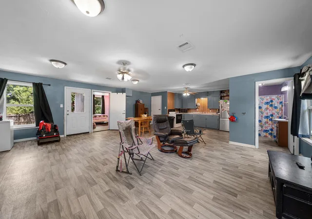 Photo 3 of Single family home for sale at 195 N Wood St, Emory, TX 75440 | MLS# 21339598 | Listing updated on 2026-09-29