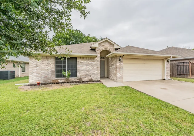 Photo 2 of Single family home for sale at 137 Roberts Dr, Saginaw, TX 76179 | MLS# 21340868 | Listing updated on 2026-09-24
