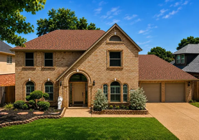 Photo 2 of Single family home for sale at 2902 Redstone Dr, Arlington, TX 76001 | MLS# 21340236 | Listing updated on 2026-09-12
