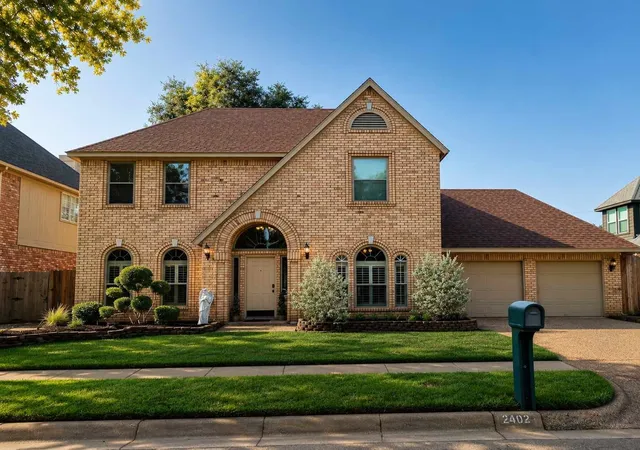 Photo 3 of Single family home for sale at 2902 Redstone Dr, Arlington, TX 76001 | MLS# 21340236 | Listing updated on 2026-09-12