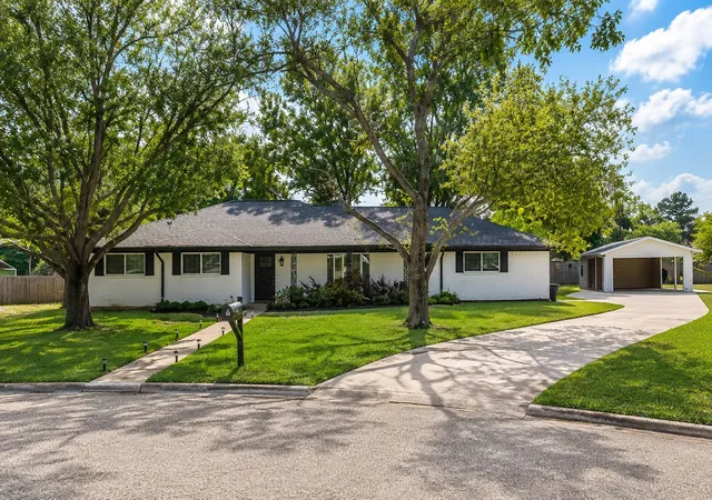 Photo 1 of Single family home for sale at 112 Royal Ln, Commerce, TX 75428 | MLS# 21341212 | Listing updated on 2026-09-14