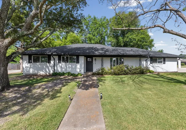 Photo 2 of Single family home for sale at 112 Royal Ln, Commerce, TX 75428 | MLS# 21341212 | Listing updated on 2026-09-14